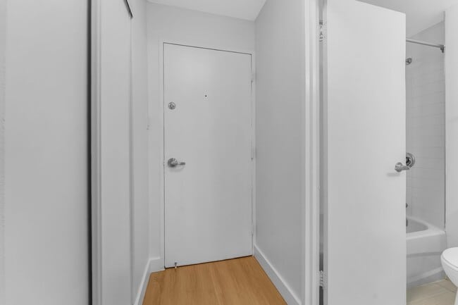 Building Photo - 145 York St