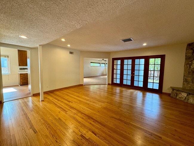 Foto del edificio - Charming 4-Bedroom Home on a Quiet Tree-Li...