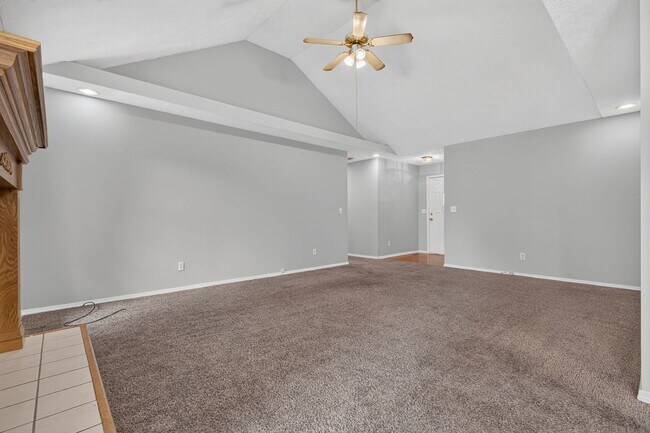 Foto del edificio - Spacious 4-Bedroom Home with Huge Backyard in Ozark!