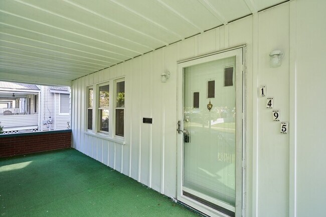 Building Photo - 5 Bedroom 2 Bath Comfortable and Cozy Reno...