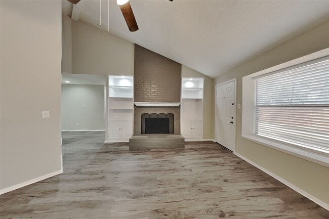 Building Photo - 26 Pinewood Forest Ct