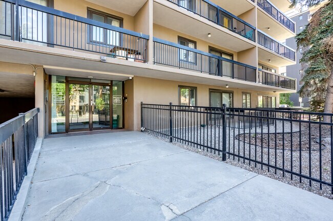 Building Photo - 1033 15 Av SW
