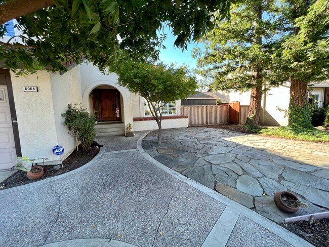Foto del edificio - Newly Renovated 4 Bedroom, 3 Bathroom Home...