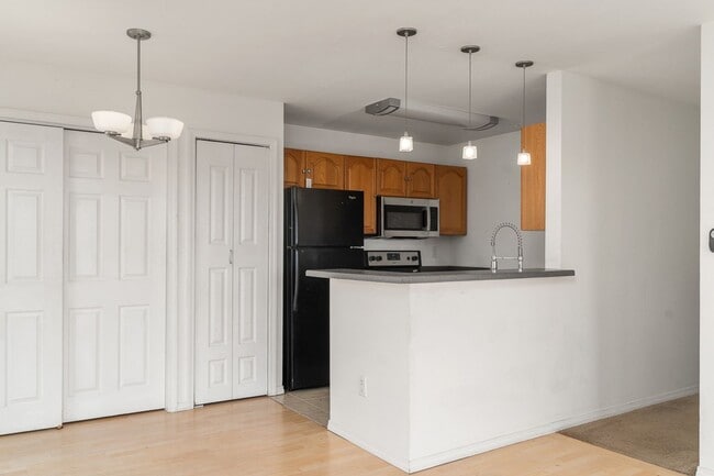 Building Photo - 3bd/2ba upstairs unit with deck