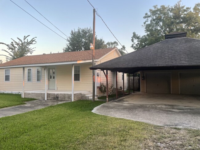 Building Photo - 16224 N Shore Dr