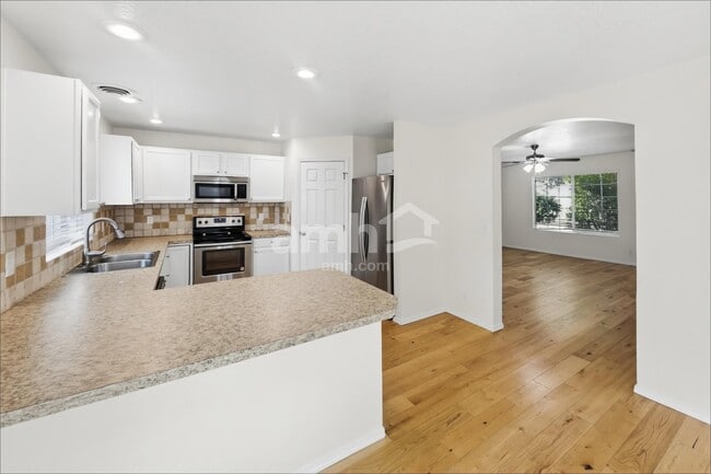 Building Photo - 895 E Folgado Ct