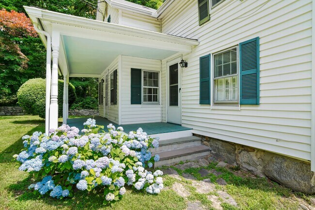 Building Photo - 2993 High Ridge Rd