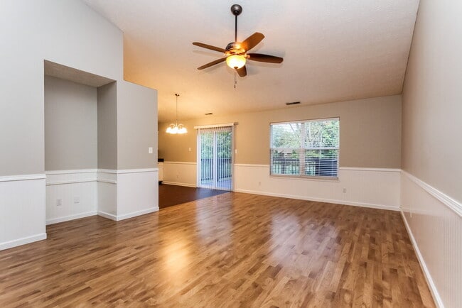 Foto del edificio - 762 Kingston Cir