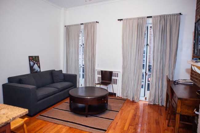 Foto del edificio - 112 Christopher St