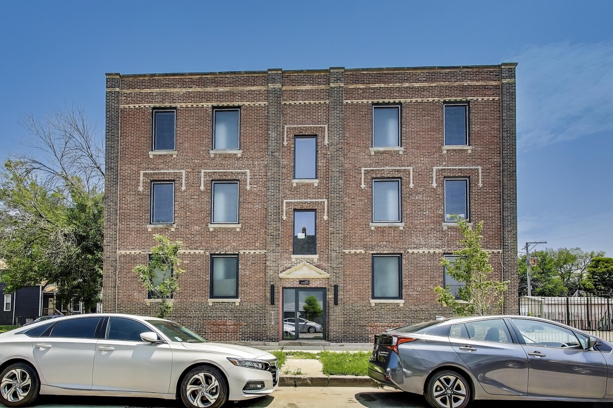 Primary Photo - 2023 N Drake Ave