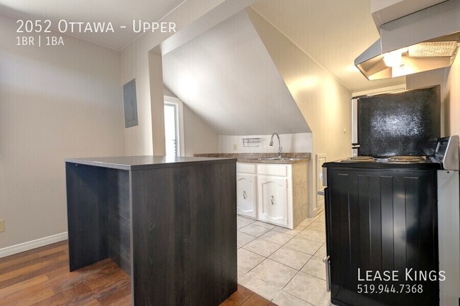 Building Photo - 1 Bed 1 Bath Upper on Ottawa - Off Street ...