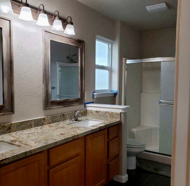 Master Bath - 1025 Maybelle Ct