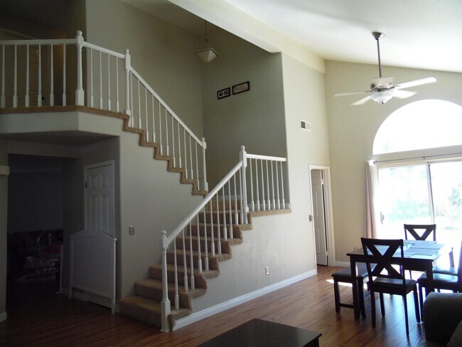 Building Photo - 40975 Morning Glory Dr