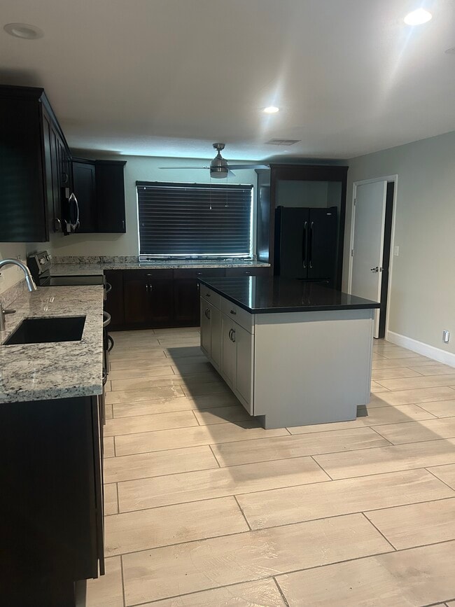 Building Photo - 1303 N Roca