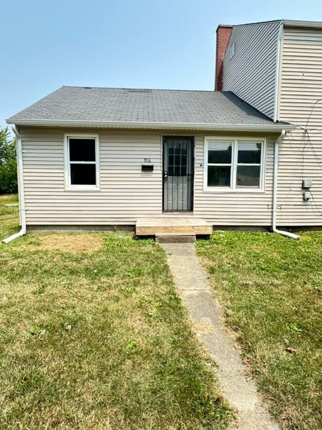 Building Photo - 916 N Central Dr
