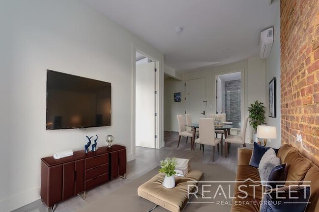 Building Photo - Stunning New Bright 1 Bed w Full Amenities