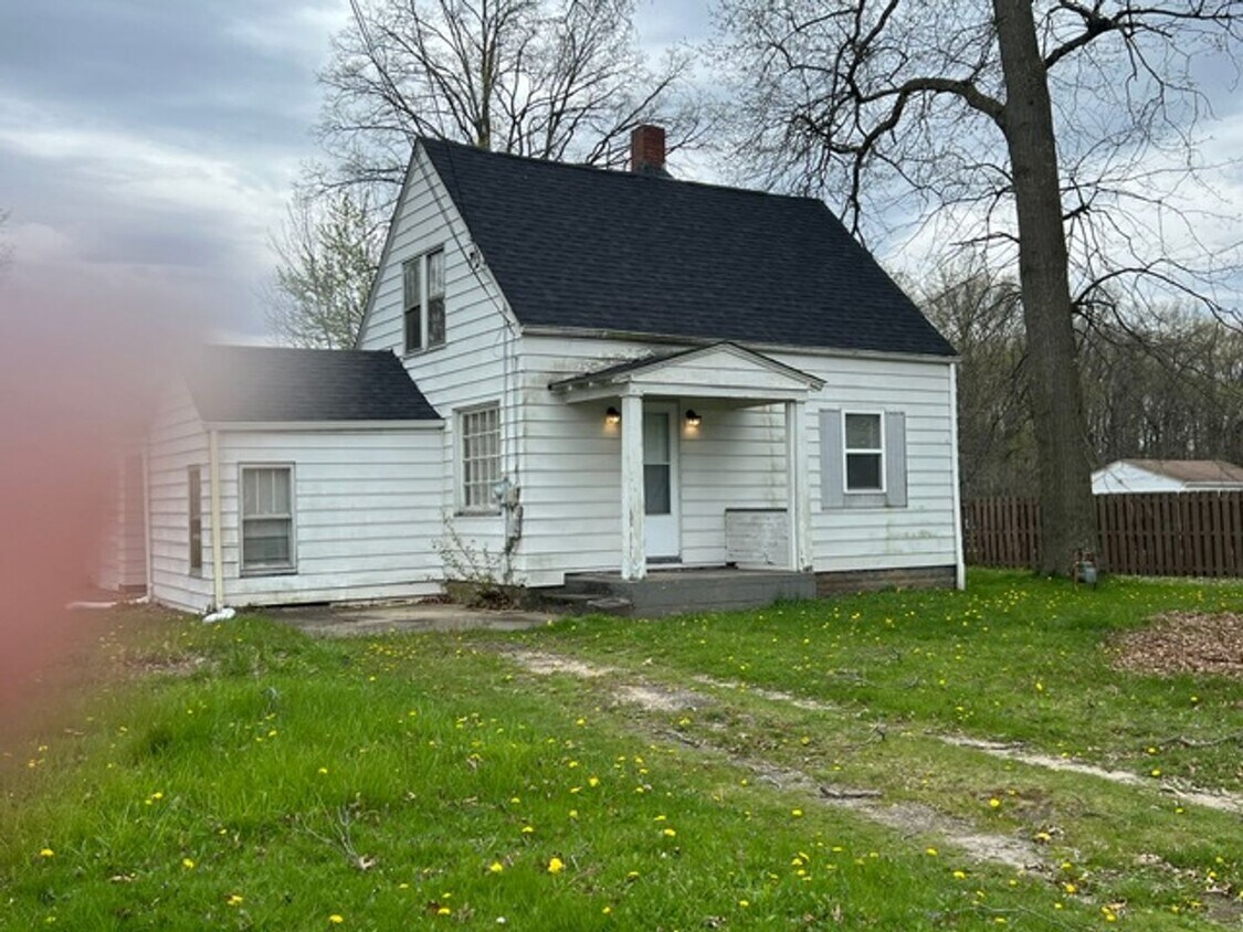 Primary Photo - HOWLAND 3 BEDROOM HOME