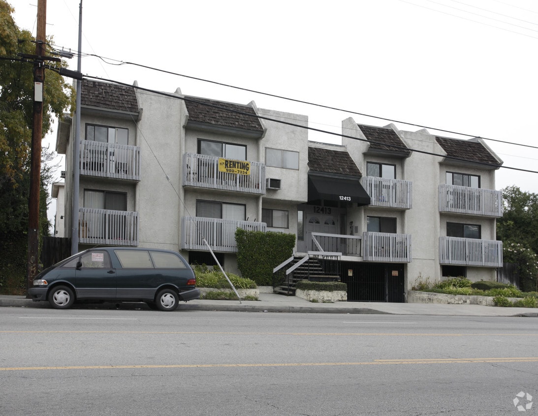 Building Photo - 12413 Oxnard St