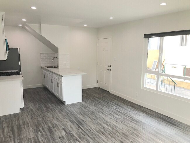 Building Photo - 4915 Beverly Blvd