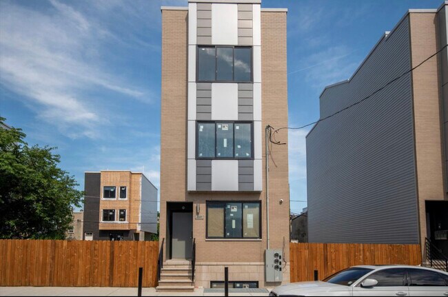 Building Photo - 2025 N Randolph St