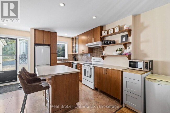 Building Photo - 127 Fairway Crescent