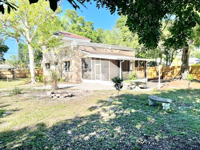 Building Photo - 1105 Freemont St S