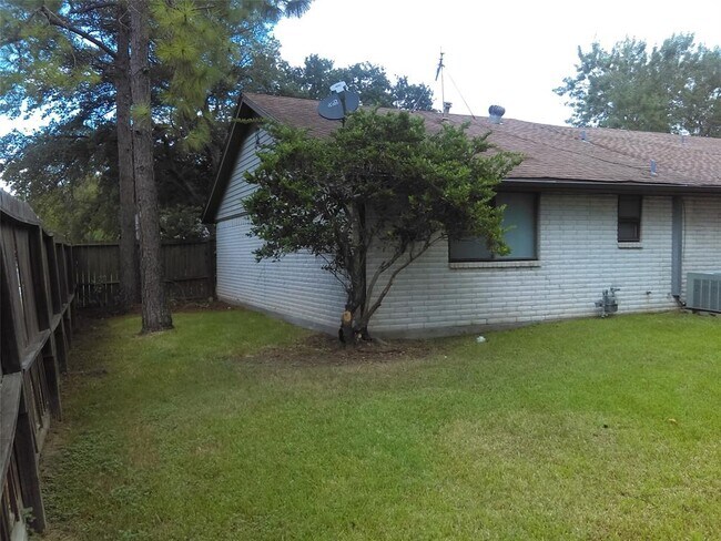 Building Photo - 7047 McCullum Rd