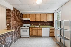 Building Photo - 366 E Elm St