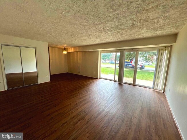 Building Photo - 7613 Fontainebleau Dr