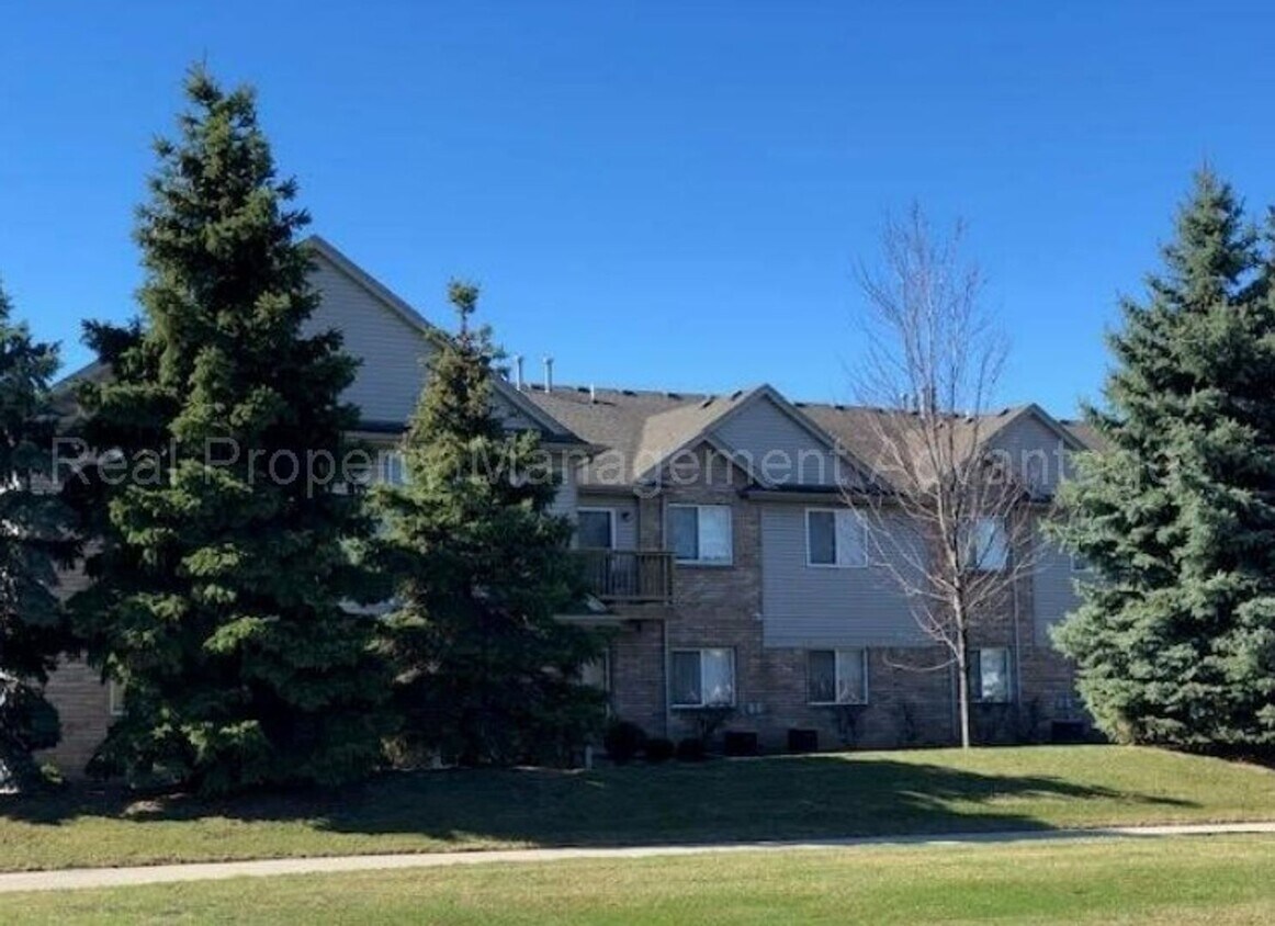 Foto principal - Spacious 2 Bed Condo with Attached Garage