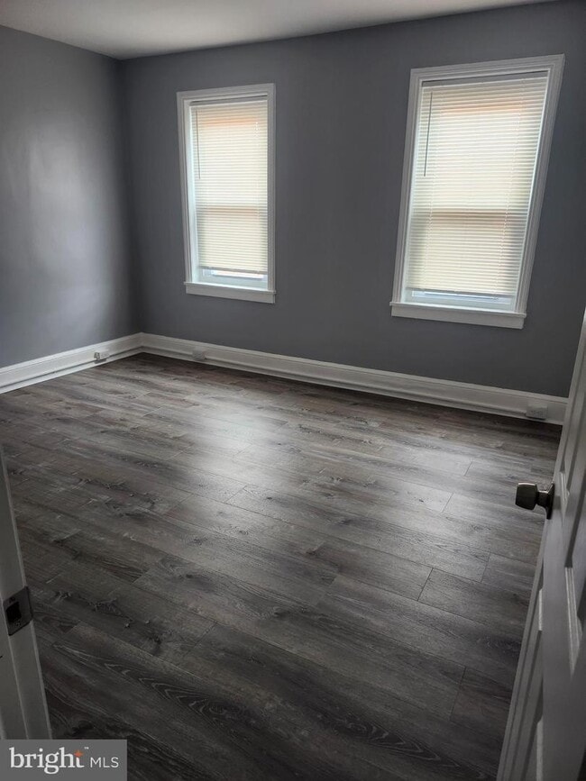 Building Photo - 555 Roberts St