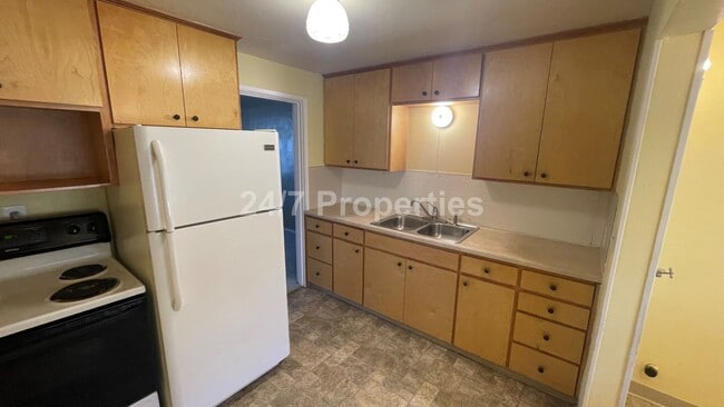 Building Photo - Charming 2 BD | 1 BA Home w/ Large Backyar...