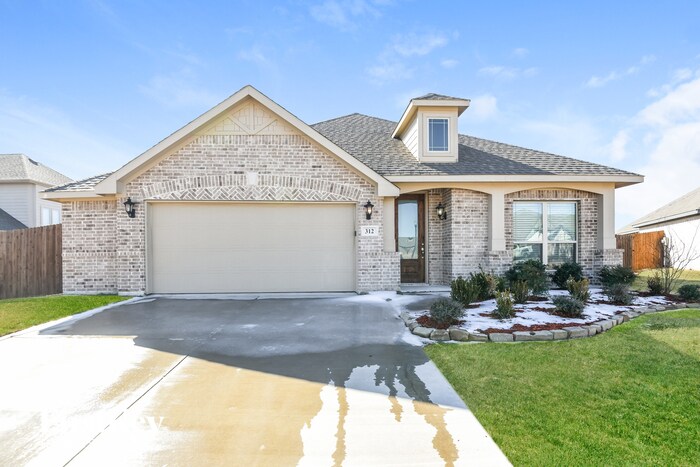 Foto principal - 312 Waverly Dr