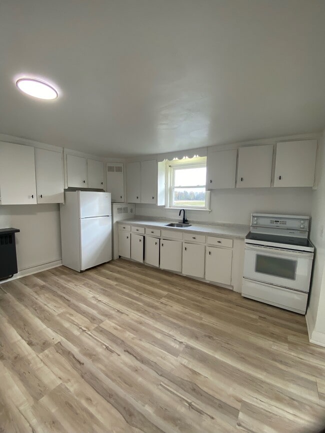 Building Photo - 1742 Confederation Line