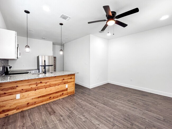 Building Photo - Newly Renovated 2-Bedroom Duplex Near Downtown!