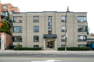 Building Photo - 2707 Yonge St