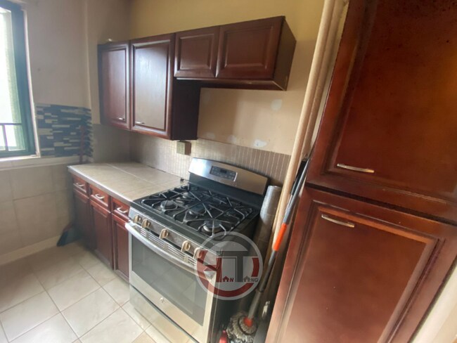 Foto del edificio - 1541 Metropolitan Ave