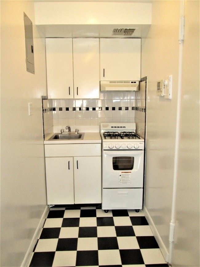 Building Photo - 40 E 65th St