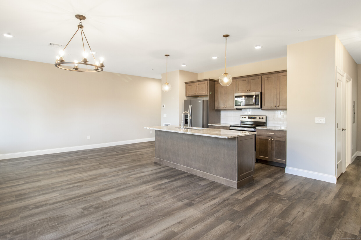 Primary Photo - 500 Edgewater Cir