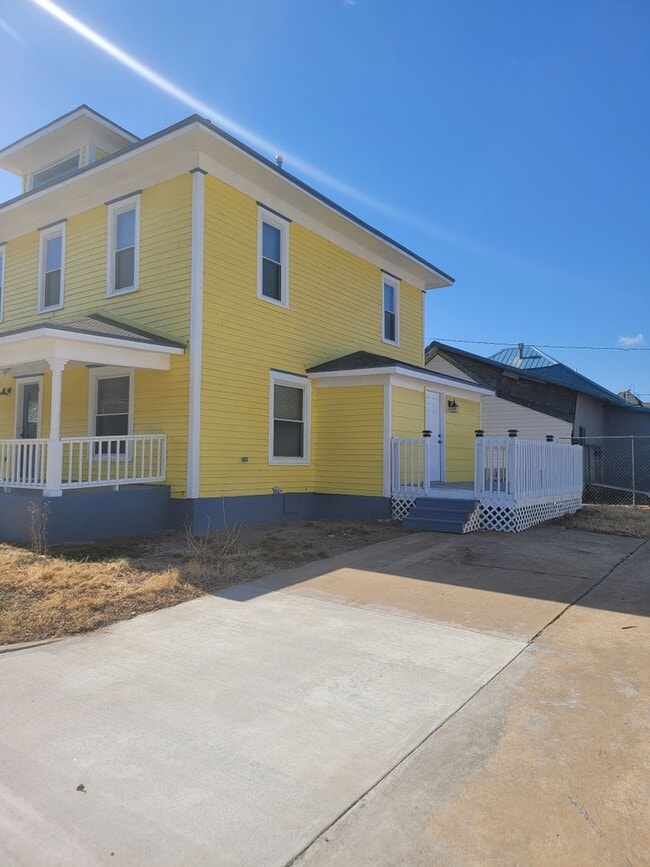 Building Photo - 802 W Oak Ave