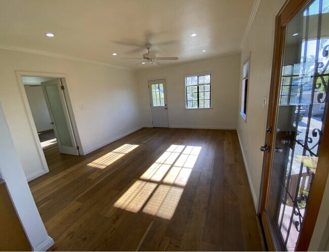 Sala de estar / Entrada principal (derecha). Puerta abierta (izquierda) que conduce al pasillo de dormitorios/baño. - 1733 Phillips Way