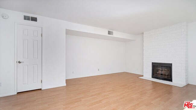 Foto del edificio - 1805 S Barrington Ave