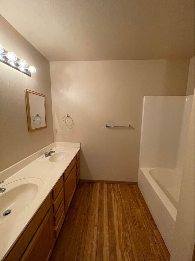 Foto del edificio - 12 Valley View Dr E