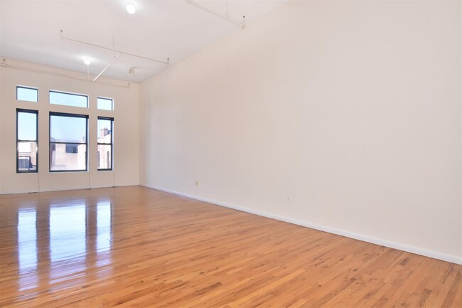 Foto del edificio - 12 N Broadway