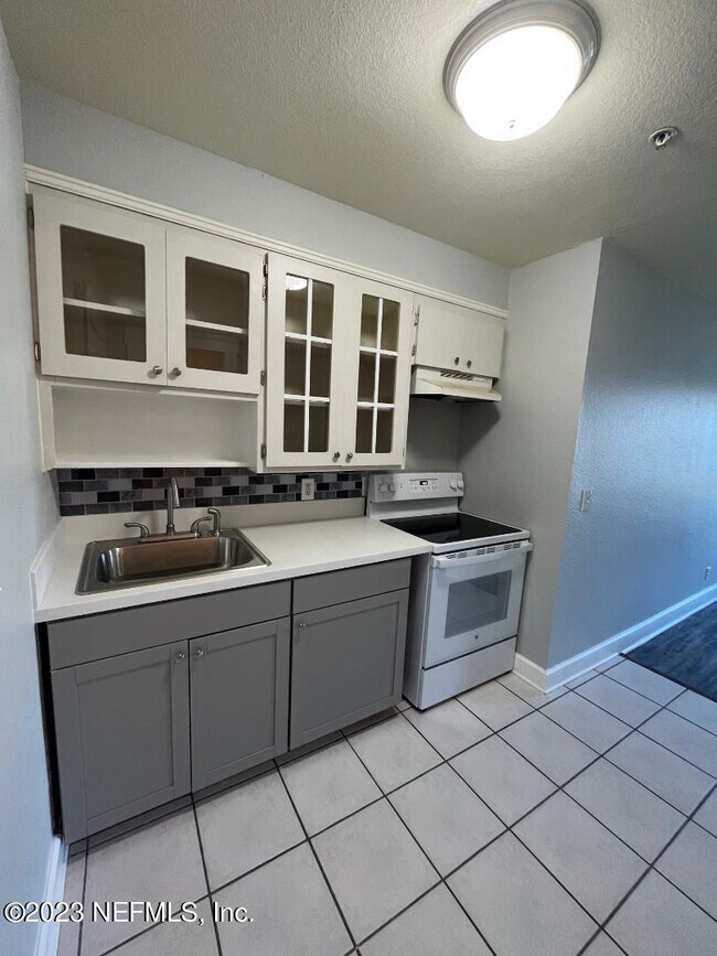 Building Photo - 644 4th St S