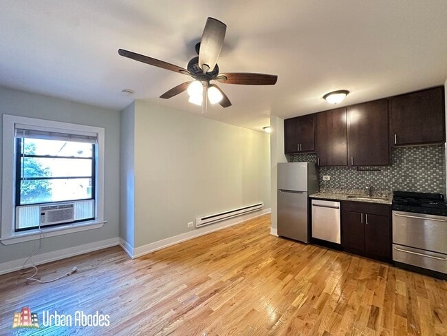 Building Photo - 816 W Cornelia Ave