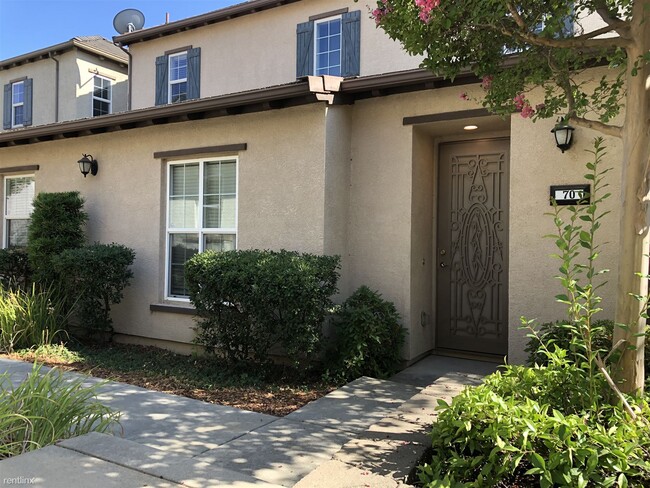 Building Photo - 2 br, 2.5 bath House - 70 Chambord Way