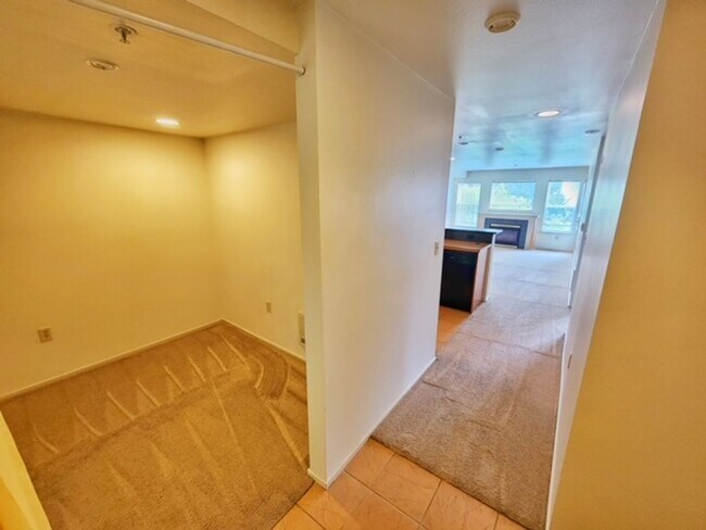 Foto del edificio - Spacious 1 Bed 1 Bath + Den Condo - Seattle