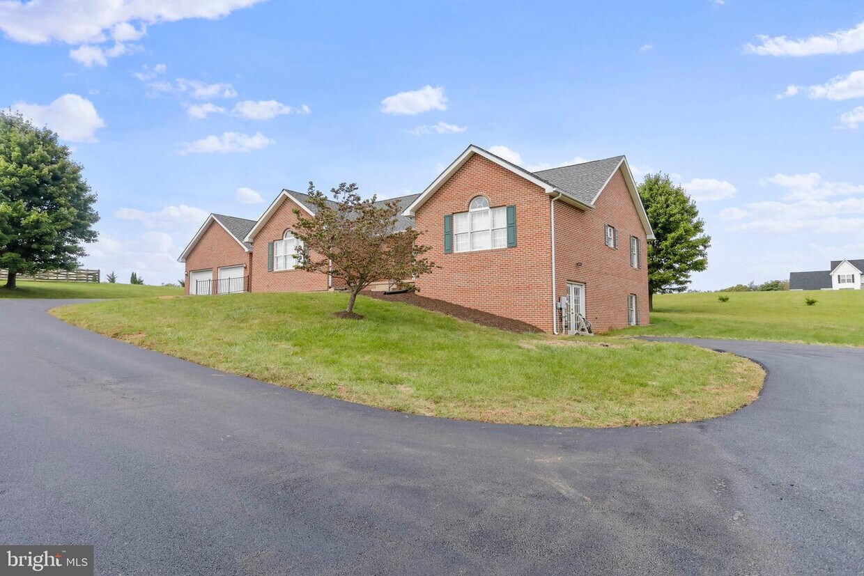 3415 Kearneysville Pike, Shepherdstown, WV 25443 House Rental in