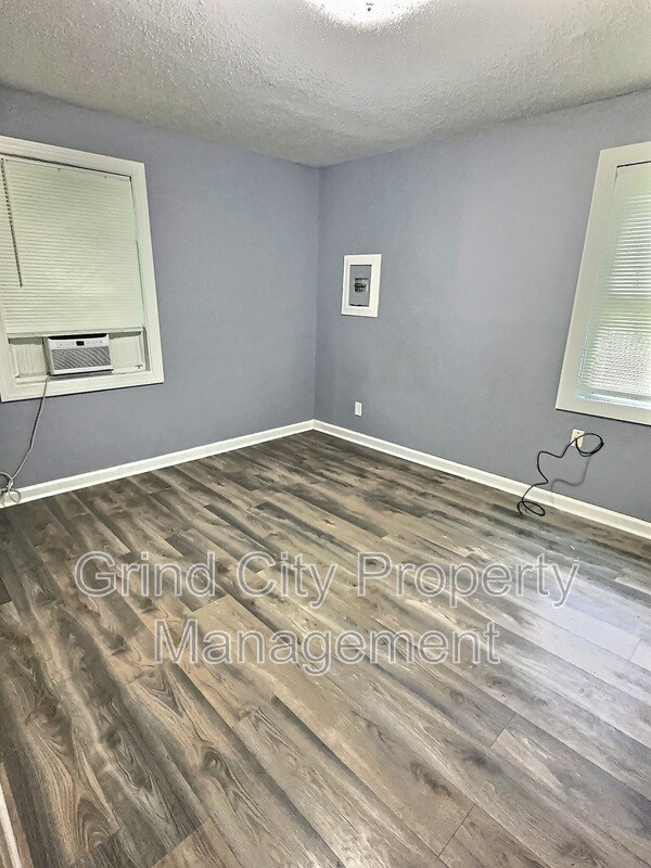 Foto principal - 3042 McAdoo Ave